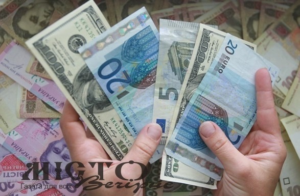 За червень заробітчани переказали в Україну понад 1 млрд доларів 