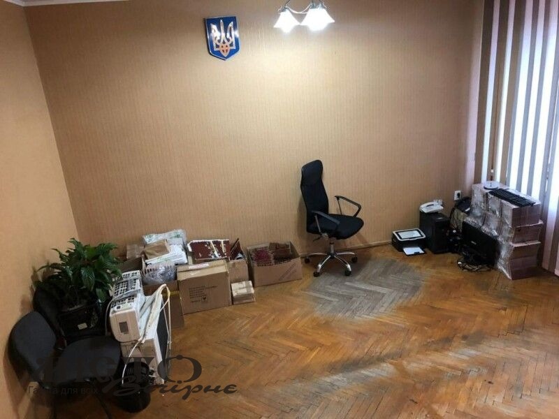 Колишні заступники мера Нововолинська, полишаючи посади, забрали й меблі 