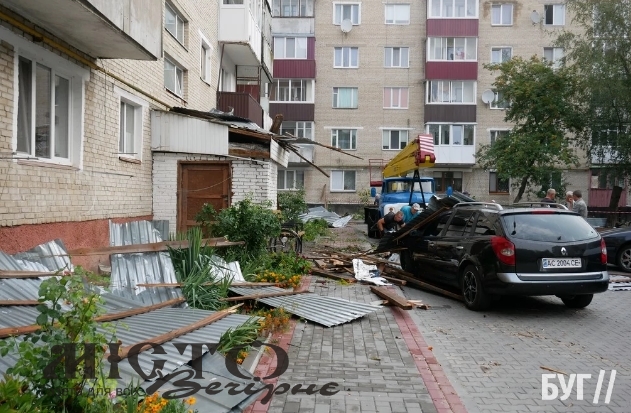 Внаслідок негоди у Володимирі зірвало дах з багатоповерхівки, пошкоджені вікна, автомобілі 