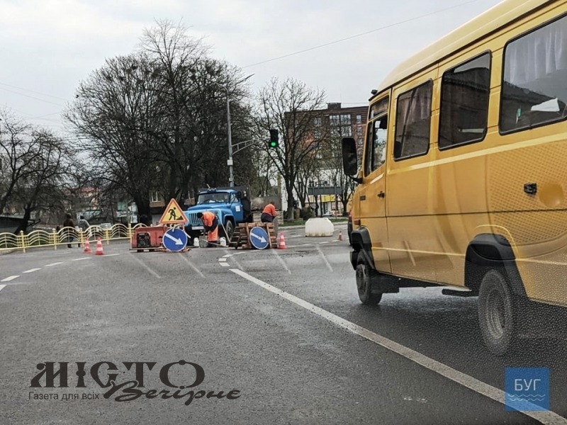 У Володимирі на центральному перехресті ремонтували люк 