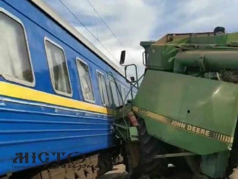 У потяг, що прямує через Володимир, в’їхав комбайн 