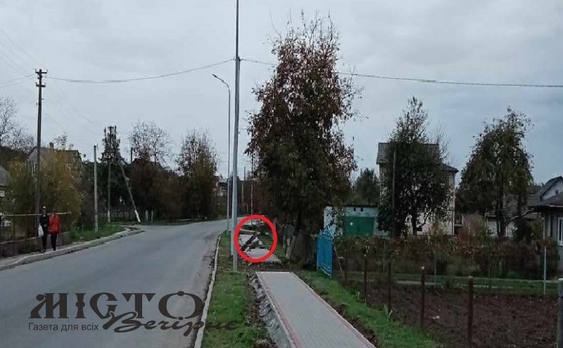 На вулиці Зимнівській у Володимирі знесли тротуар і електроопору 
