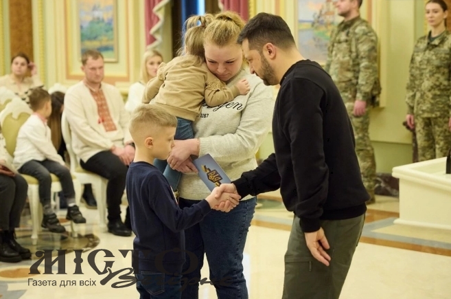 Президент вручив сертифікат на квартиру рідним Героя України Максима Стрижака з Нововолинська 