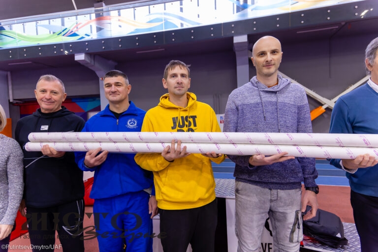Спортсмени із Володимирщини отримали жердини від фонду солідарності всесвітньої атлетики 