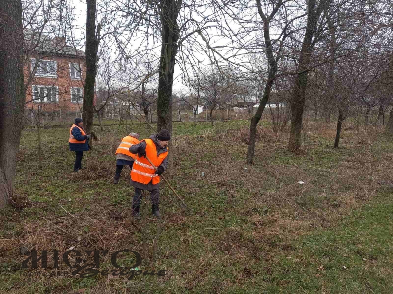 Комунальники впорядковують територію Володимирирської громади після зими 