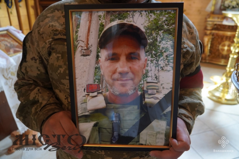 Володимирська громада попрощалася із померлим військовослужбовцем Володимиром Жолкіним 