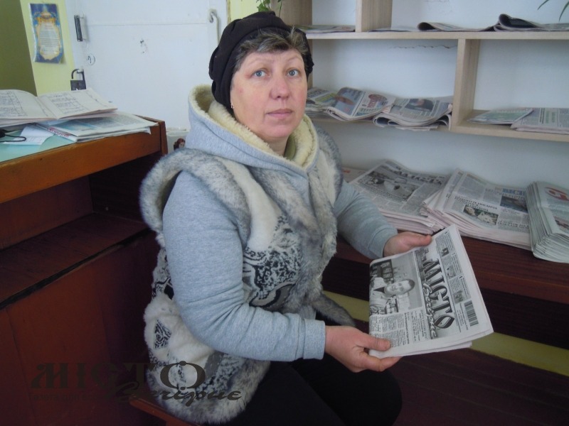 Лариса Вавринюк розбирає нову пресу.