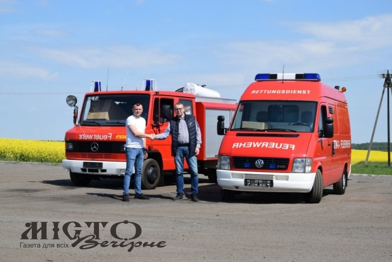 Нововолинська громада отримала два автомобілі: для пожежників і медиків 