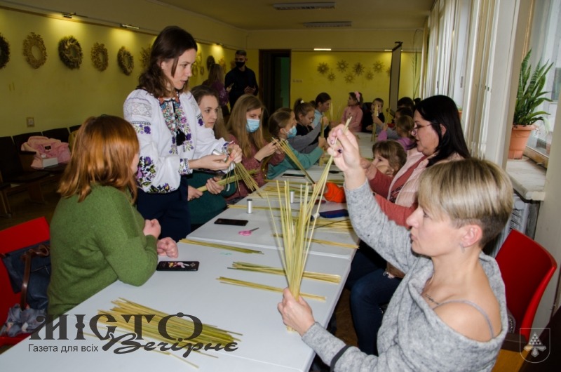 В Нововолинському історичному музеї відкрили виставку виробів із соломи 