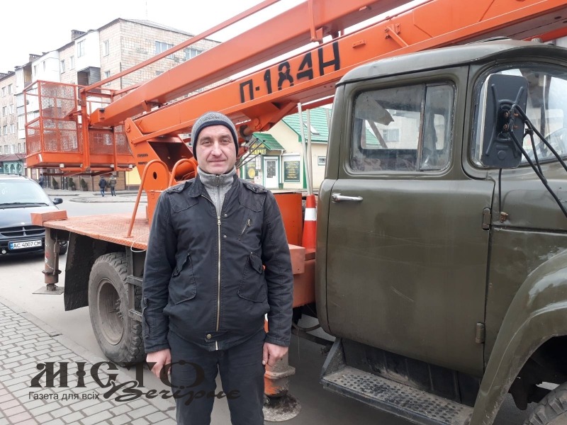 Батько шести дітей отримав нову спеціальність і уже пів року трудиться машиністом автовишки 