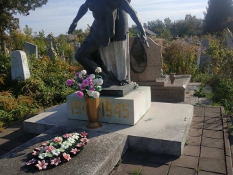 На Ладомирському кладовищі вандали знищують пам’ятник загиблим у ІІ Світовій війні 