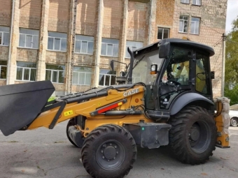 Локачинська громада отримала екскаватор-навантажувач у подарунок 