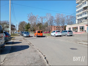 Заборонений в’їзд і вузька дорога не зупиняють хаос біля школи №3 у Володимирі 
