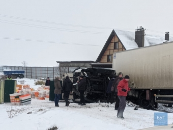 На об’їзній Володимира вантажівка в’їхала у паркан житлового будинку 