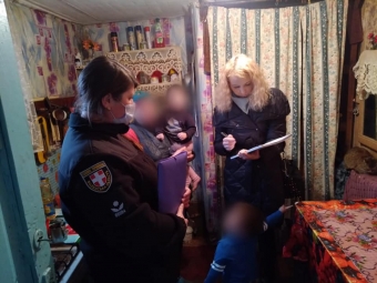 В Зимнівській громаді горе-матір залишила без нагляду двох маленьких дітей 