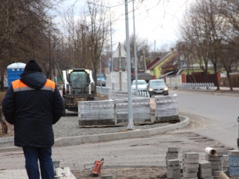 На вулиці Незалежності у Володимирі перекладають бруківку 