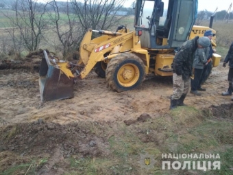 У селі Будятичі троє чоловіків крали щебінь із піском 