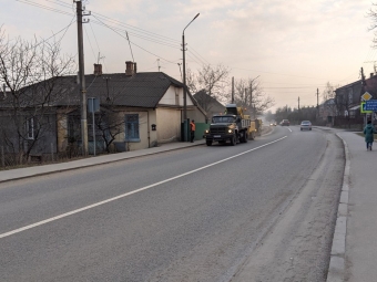 У Володимирі техніка продовжує чистити узбіччя вулиць від сміття та піску 
