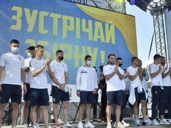 Фанати зустріли збірну України в «Борисполі» Гімном України та «Червоною рутою» 