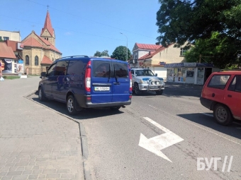 У Володимирі бус припаркувався на смузі руху 
