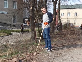 У Володимирі-Волинському біля ЦНАПу організували весняну толоку 