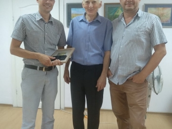 У виставковій залі КМЦ Володимира експонуються картини автора трона-рекордсмена 