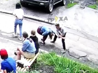 У Харкові хлопець жорстоко побив дівчину на очах у ровесників 