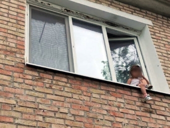 У Жовтих Водах 5-річна дівчинка сиділа на підвіконні багатоповерхівки 