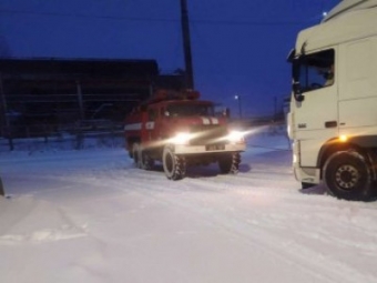 У Нововолинську рятувальники витягнули вантажівку із снігового полону 