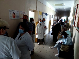 Медики у Володимирі отримали другу дозу вакцини від коронавірусу 