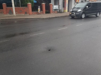 В асфальті на Ковельській у Володимирі з’явилася діра 