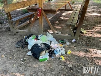 Відпочивальники засмітили зону відпочинку поблизу Іванич 