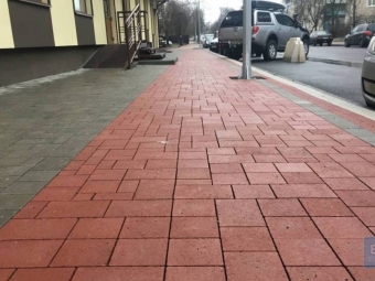 Бруківку на тротурах вулиці Незалежності у Володимирі влада міста вимагає перекласти 