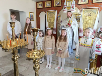 Маленькі парафіяни Пантелеймонівського храму ПЦУ привітали жителів Іванич з Великоднем 