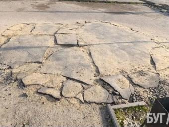 В центрі Іванич красується мозаїка з чималих шматків асфальту 