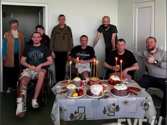 Команда волонтерів з Іванич потішила поранених військових в лікарні великодніми смаколиками 
