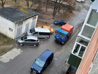 У дворі багатоповерхівки Володимира припаркувались так, що не проїхав сміттєвоз 