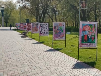 Вихованці Володимирської художньої школи створили галерею до Дня матері 