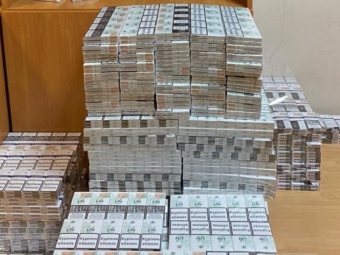 Прикордонники знайшли у поїзді під шаром тирси контрабандні цигарки 