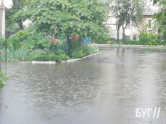 Мешканці трьох багатоповерхівок в Іваничах регулярно потерпають від підтоплень 