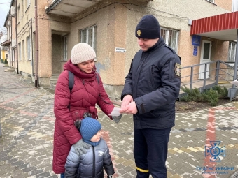 Жителям Володимирського району рятувальники нагадали правила пожежної безпеки 