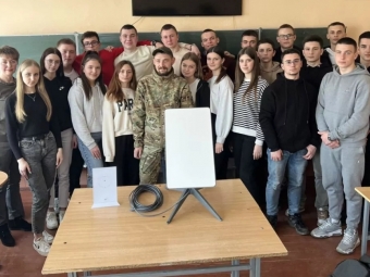 Випускники іваничівського ліцею передали військовим Starlink 