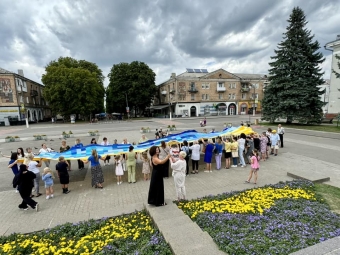 У Нововолинську розгорнули найбільший вʼязаний прапор України 