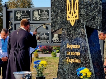 У Литовезькій громаді відкрили стелу пам’яті загиблих Героїв і пам’ятний знак «Борцям за волю України» 