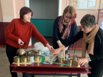 У Володимирі колектив ЦПО збирає кошти на парафін для окопних свічок 