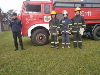 На Волині «швидка», яка їхала на виклик до хворої жінки, застрягла у полі 