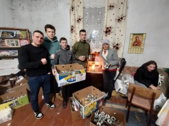 У селі Війниця виготовляли окопні свічки для захисників 