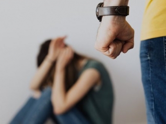 Не знайшов пляшку, тому погрожував дружині, доньці і котам: в Іваничах покарали домашнього тирана 