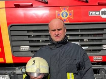 Пожежники Нововолинська урочисто провели на пенсію колегу під звуки сирен і «водяну шану» 