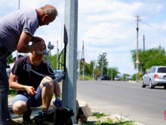 На вулиці Зимнівській у Володимирі ремонтують вуличне освітлення 